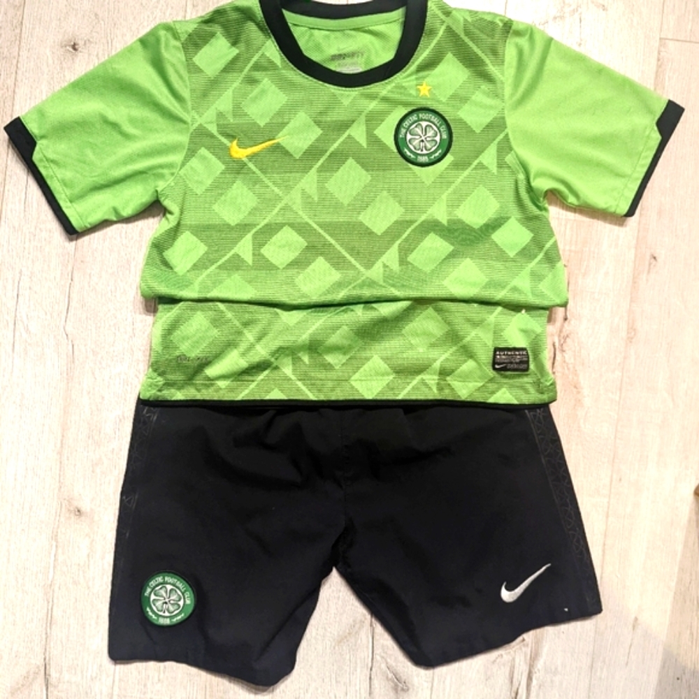 Authentic Celtics F.C. Boys Jersey Set in Sz Medium